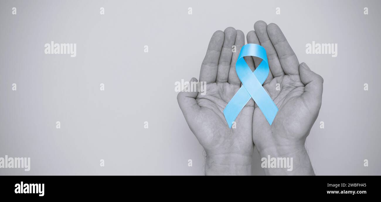 Hand hält blaues Prostatakrebs-Sensibilisierungsband mit Kopierraum Stockfoto