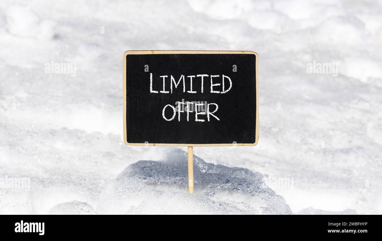 Symbol für begrenztes Angebot. Concept Words Limited Angebot für schöne schwarze Kreidetafel. Schöner weißer Schnee Hintergrund. Weißer Schnee. Unternehmensmarketing Stockfoto