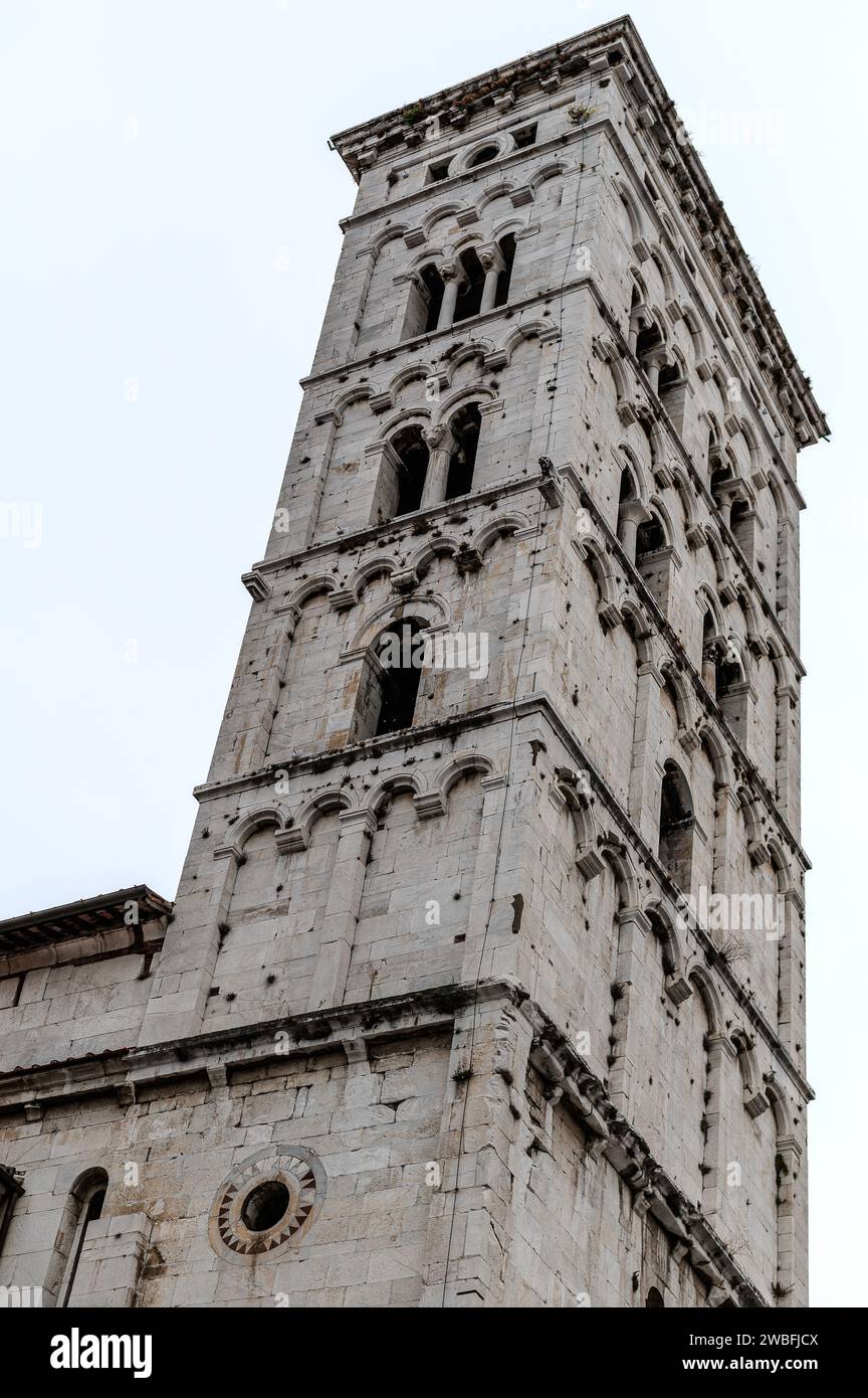 Lucca wird auch als Stadt der 99 Kirchen bezeichnet. Die berühmtesten Kirchen sind die Kathedrale von San Martino und die Kirche San Michele Stockfoto