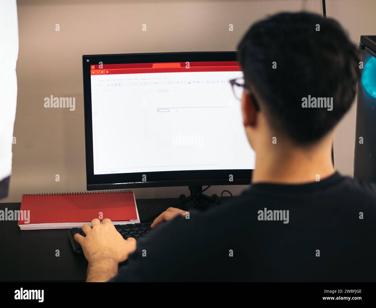 Junge Arbeit zu Hause im Verwaltungsbereich Stockfoto