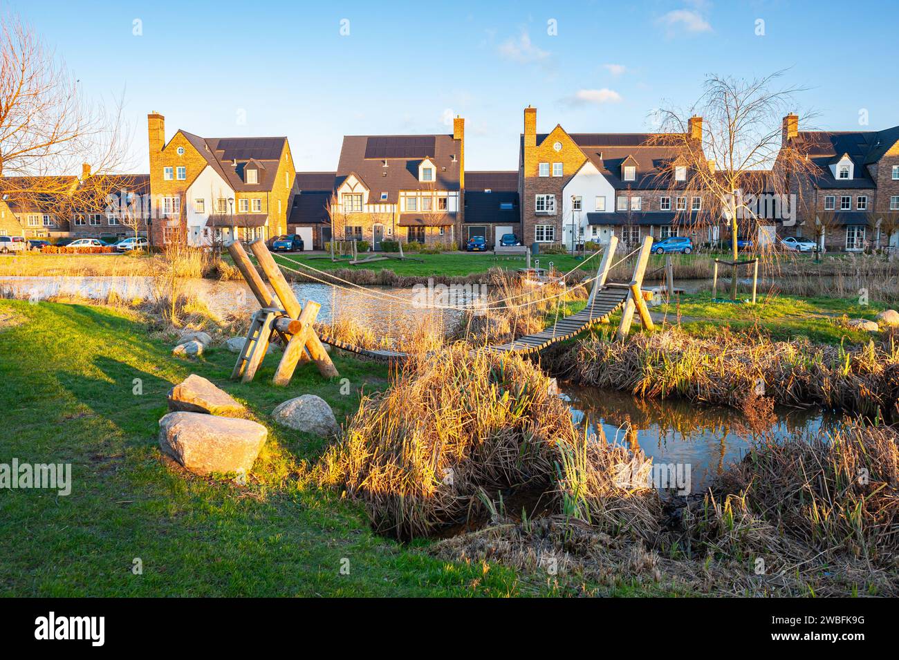 Kleiner Wasserspielplatz in der neuen Wohnsiedlung „Triangel“ in Waddinxveen, Niederlande an einem sonnigen Wintertag. Stockfoto