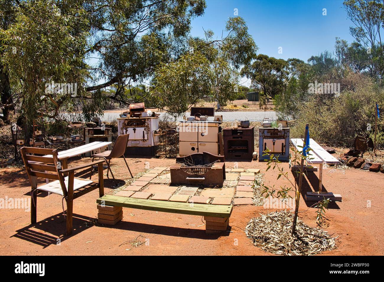 Grill- und Picknickbereich mit alten Holzkochern in einem Park in einer kleinen Stadt im australischen Outback (Latham, Western Australia) Stockfoto