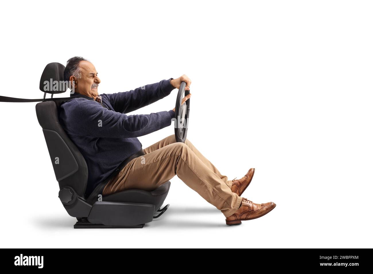 Verängstigter reifer Mann auf einem Autositz, der ein Lenkrad isoliert auf weißem Hintergrund hält Stockfoto