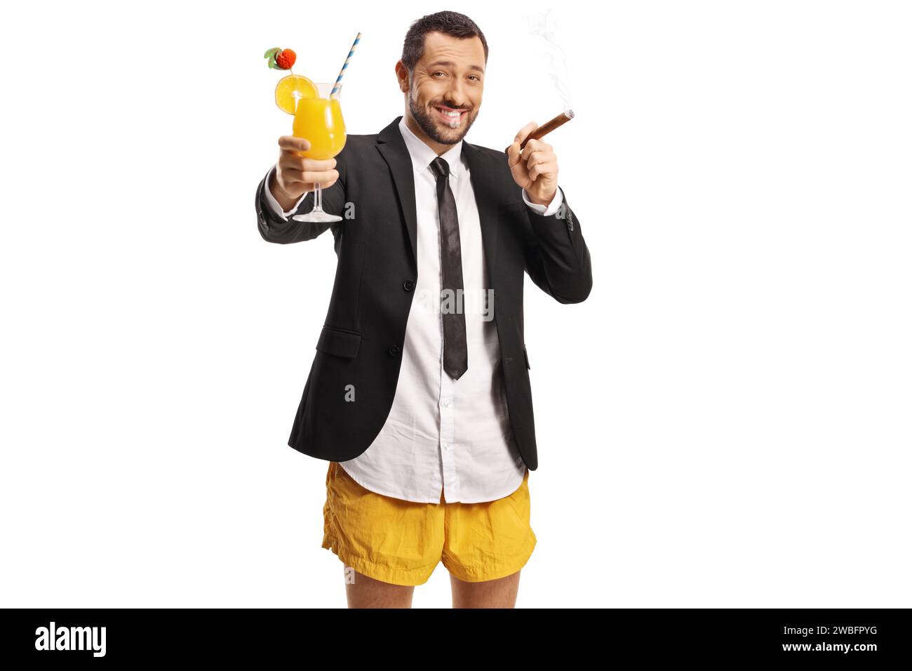 Geschäftsmann in Badeshorts mit einem Cocktail und einer Zigarre isoliert auf weißem Hintergrund Stockfoto