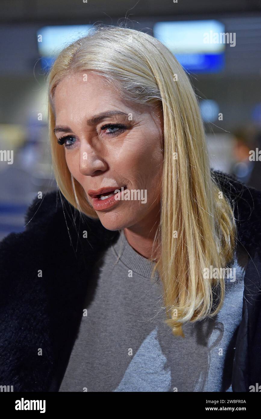 Sarah Kern - Abflug der Kandidaten nach Australien zur RTL TV-Show ich BIN ein STAR - HOLT MICH hier RAUS am Frankfurt am Main International Airport am 10.01.2024 *** Sarah Kern Abflug der Kandidaten für die RTL nach Australien TV-Show ich BIN ein STAR HOLT MICH hier RAUS am 10 01 2024 am Flughafen Frankfurt am Main Stockfoto