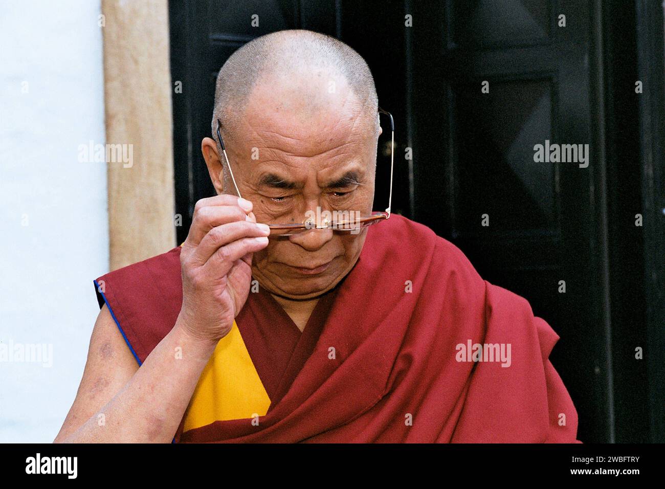 Kopenhagen, Dänemark /06 Juni 2003/der dänische Premierminister Nders Fogh Rasmussem begrüßt Dalai Lama in Mariienborg lyngby Kopenhagen. Photo.Francis Joseph Dean/Dean Pictures Stockfoto