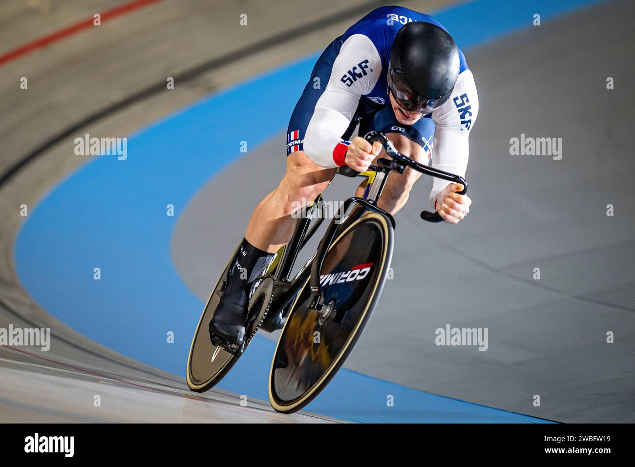 HELAL Rayan ( FRA ) – Frankreich – Querformat - quer - horizontal - Landschaft - Veranstaltung/Veranstaltung: UEC Track Cycling Europameisterschaft 2024 - Apeldoorn - Kategorie/Kategorie: Radfahren - Track Cycling – Europameisterschaften - Ort/Ort: Europa – Niederlande – Apeldoorn – Omnisport – Disziplin: Team Sprint - Elite Männer - Distanz: . M - Datum/Datum: 10.01.2024 – Mittwoch – Tag 1 – Fotograf: © Arne Mill – frontalvision.com Stockfoto