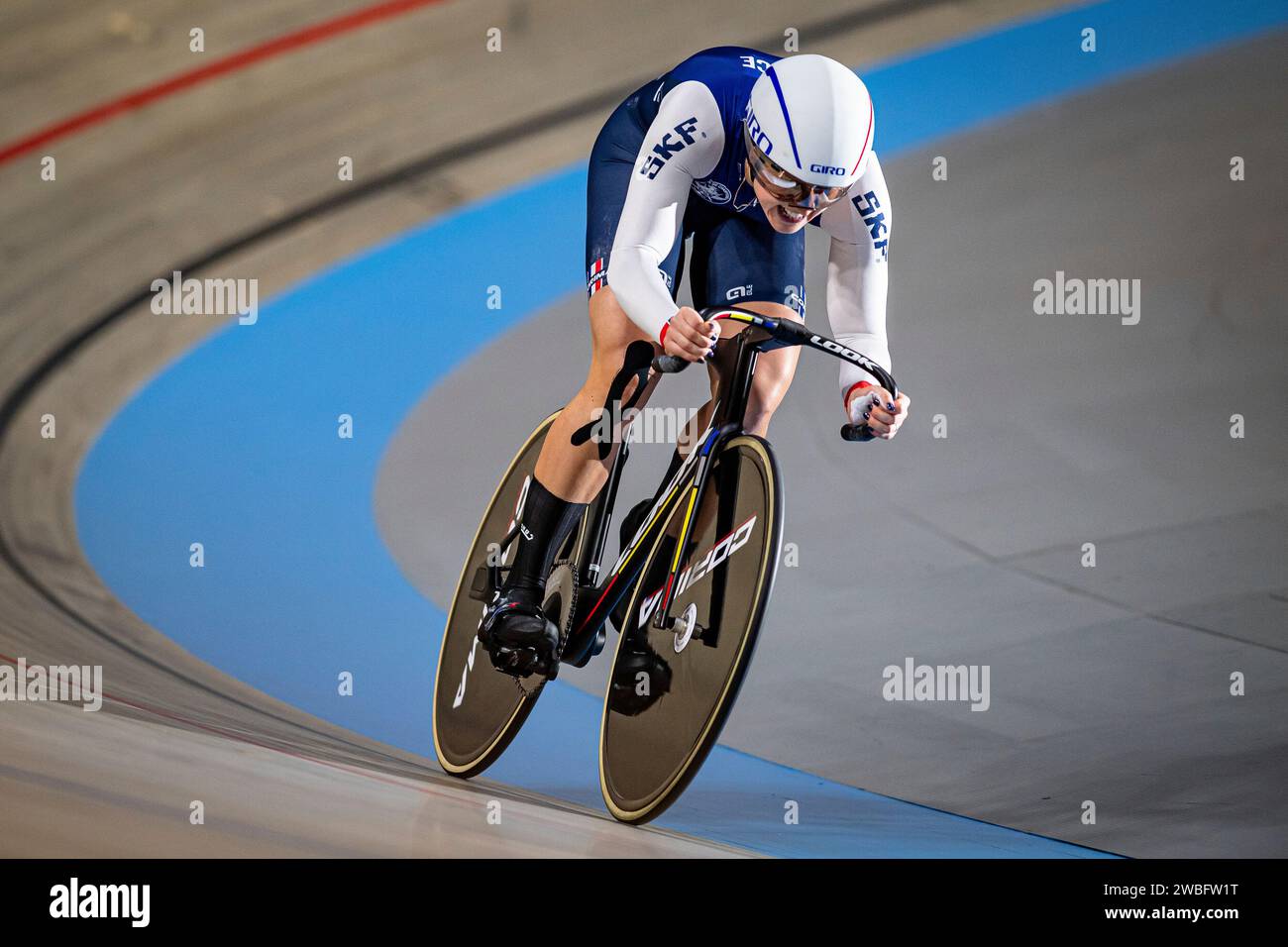 GROS Mathilde ( FRA ) – Frankreich – Querformat - quer - horizontal - Landschaft - Veranstaltung/Veranstaltung: UEC Track Cycling Europameisterschaft 2024 - Apeldoorn - Kategorie/Kategorie: Radfahren - Track Cycling – Europameisterschaften - Ort/Ort: Europa – Niederlande – Apeldoorn – Omnisport – Disziplin: Team Sprint - Elite Damen - Distanz: . M - Datum/Datum: 10.01.2024 – Mittwoch – Tag 1 – Fotograf: © Arne Mill – frontalvision.com Stockfoto