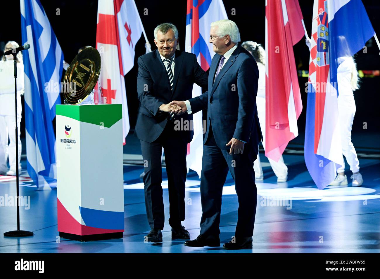 Düsseldorf, Deutschland. Januar 2024. Handball: Europameisterschaft, Eröffnungsfeier in der Merkur Spiel-Arena. Bundespräsident Frank-Walter Steinmeier (r) eröffnet mit EHF-Präsident Michael Wiederer die Handball-Europameisterschaft. Quelle: Federico Gambarini/dpa/Alamy Live News Stockfoto