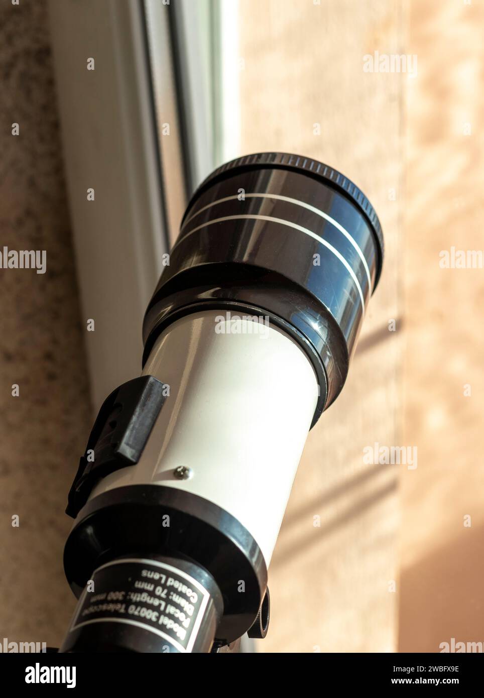 Verlieren Sie den Schuss des Teleskops am Fenster Stockfoto