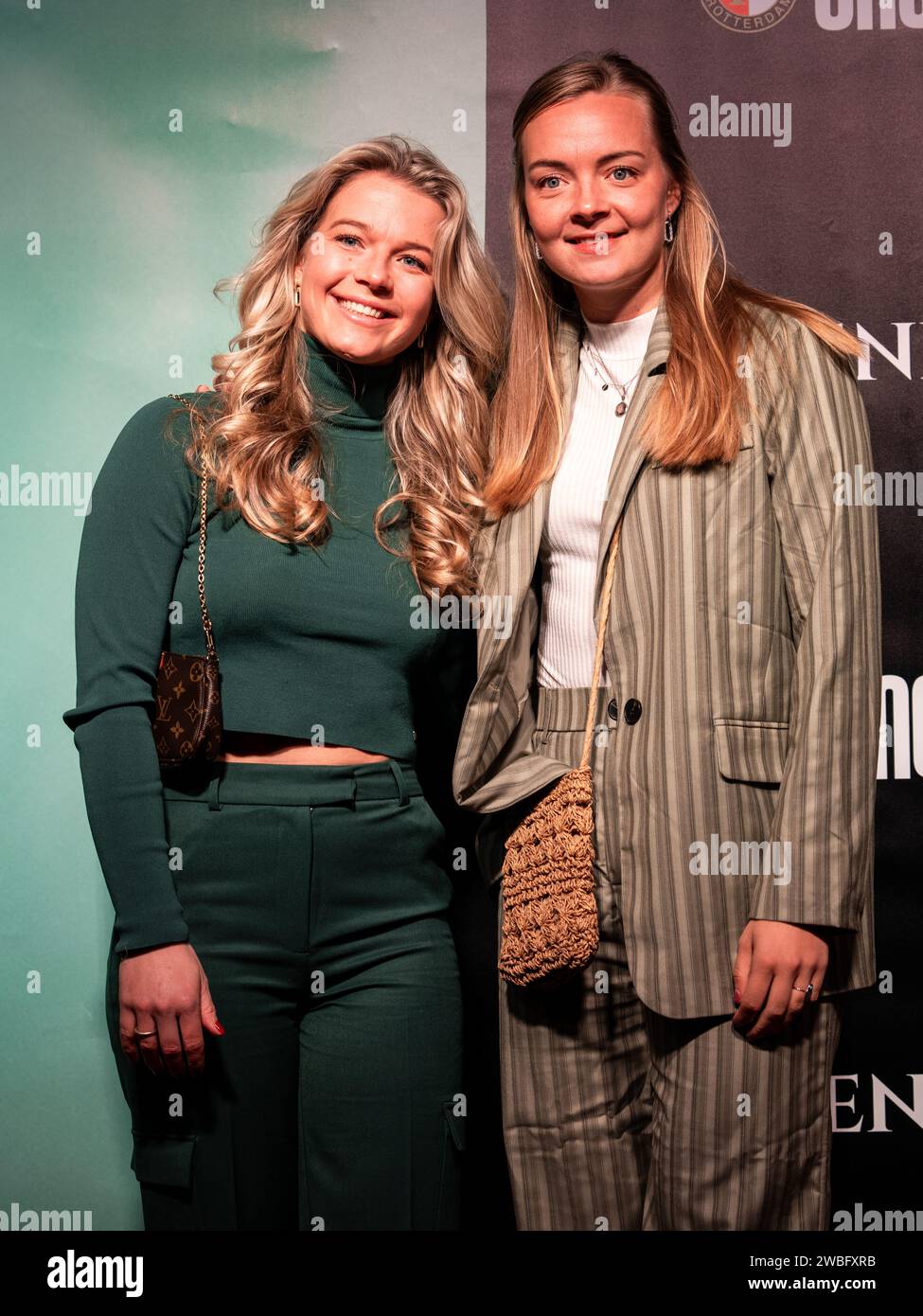 ROTTERDAM - Kirsten van de Westeringh und Amber Verspaget auf dem roten Teppich während der Premiere eines neuen Dokumentarfilms über Santiago Gimenez. Der Film folgt dem Feyenoord-Stürmer aus nächster Nähe. ANP TOBIAS KLEUVER niederlande Out - belgien Out Stockfoto