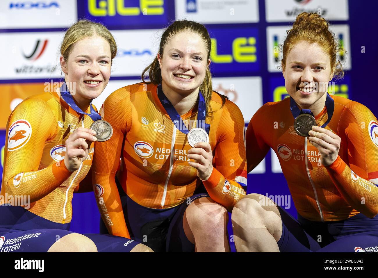 APELDOORN - 01.10.2024, die niederländische Frauenteam Kyra Lamberink, Steffie van der Peet, Hetty van de Wouw während der Zeremonie, nachdem sie die Bronzemedaille im Finale des Teams gewonnen hatten, sprinten am ersten Tag der Leichtradsport-Europameisterschaft im Apeldoorn Omnisportcenter. Das Turnier dauert bis zum 14. Januar und ist das letzte große internationale Turnier im Vorfeld der Olympischen Spiele in Paris. ANP VINCENT JANNINK Stockfoto