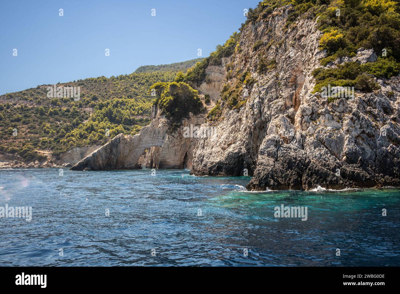 Wunderschöne Landschaft der griechischen Natur. Zakynthos Island mit Rocky Cliff. Keri-Höhlen mit Felsen und Ionischem Meer in Griechenland. Stockfoto