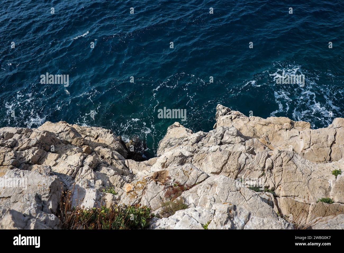 Über dem Blick auf die felsige Klippe und die Adria in Kroatien. Wunderschönes Blue Water und Stony Rock in Europa. Stockfoto