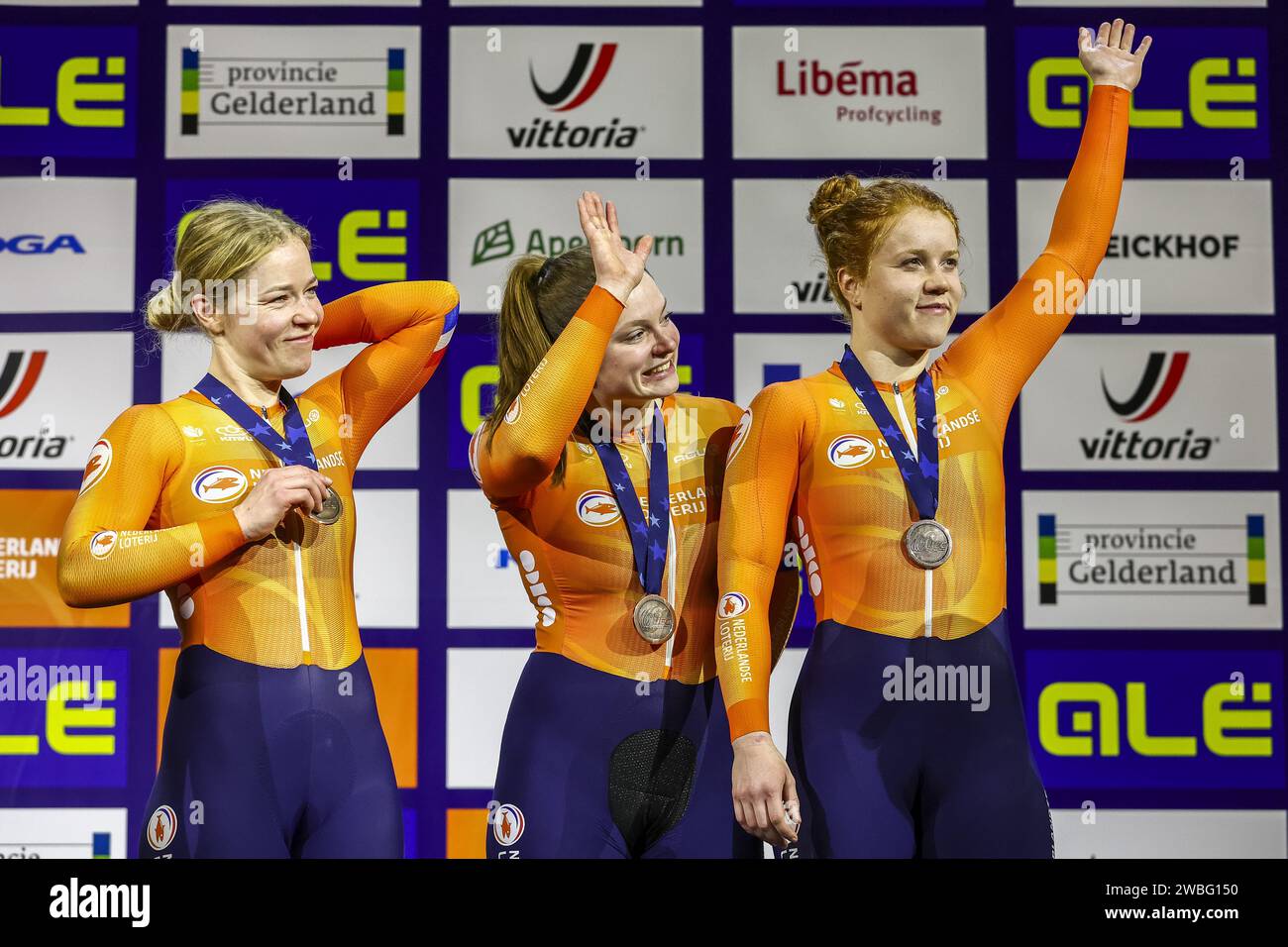 APELDOORN - 01.10.2024, die niederländische Frauenteam Kyra Lamberink, Steffie van der Peet, Hetty van de Wouw während der Zeremonie, nachdem sie die Bronzemedaille im Finale des Teams gewonnen hatten, sprinten am ersten Tag der Leichtradsport-Europameisterschaft im Apeldoorn Omnisportcenter. Das Turnier dauert bis zum 14. Januar und ist das letzte große internationale Turnier im Vorfeld der Olympischen Spiele in Paris. ANP VINCENT JANNINK Stockfoto