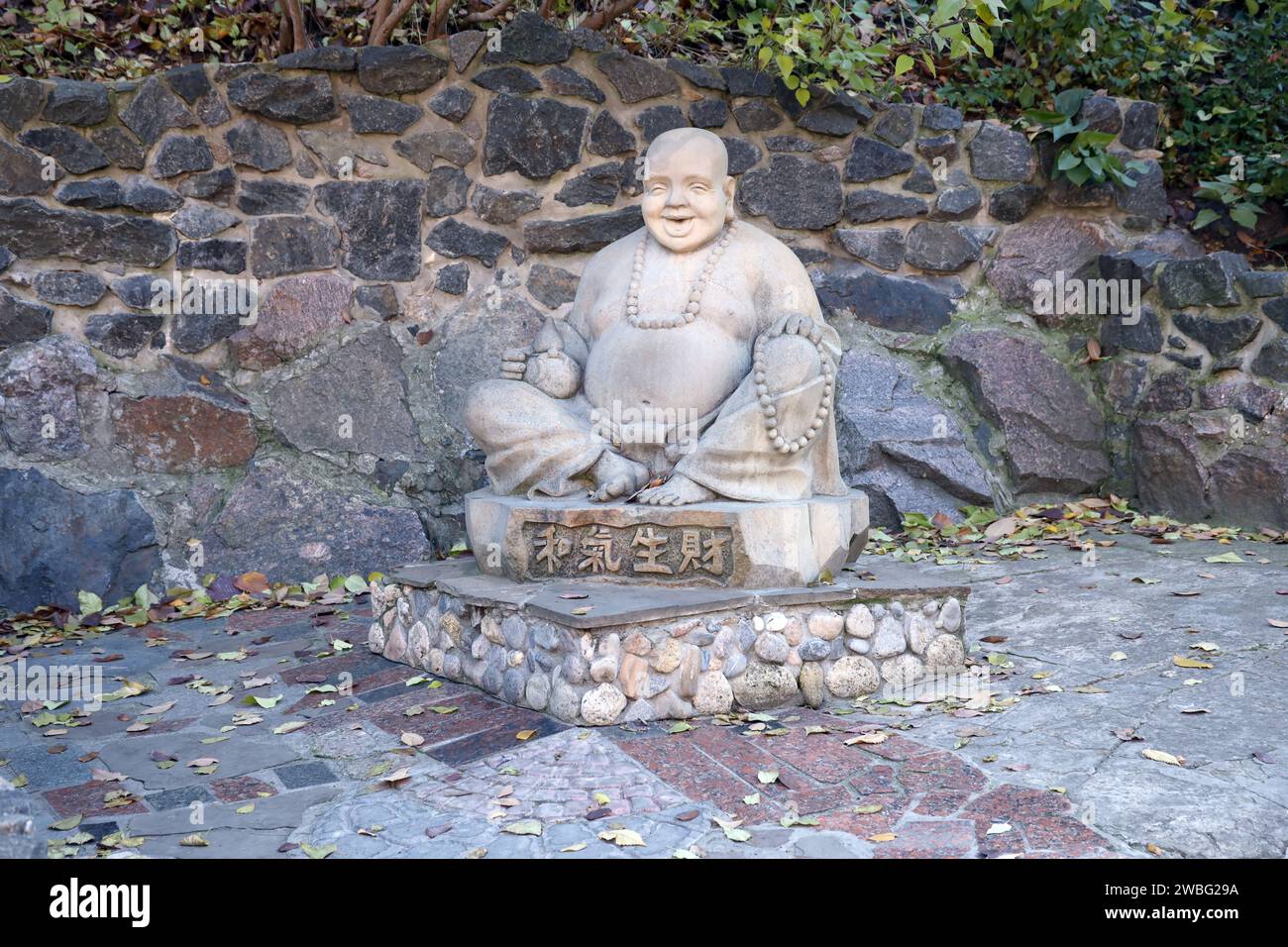 Cherkasy, UKRAINE - 20. OKTOBER 2021 Joyful Buddah Betonstatue in Grau nahe dem Weißen Lotus buddhistischen Tempel in Tscherkasy, Ukraine Stockfoto