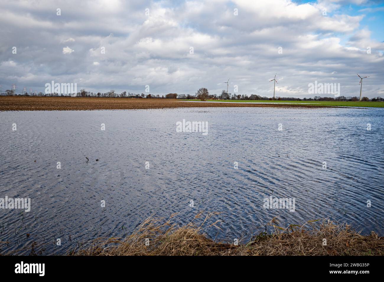 Hochwasser überflutete Felder nach Dauerregen, Symbolfoto. Im Herbst