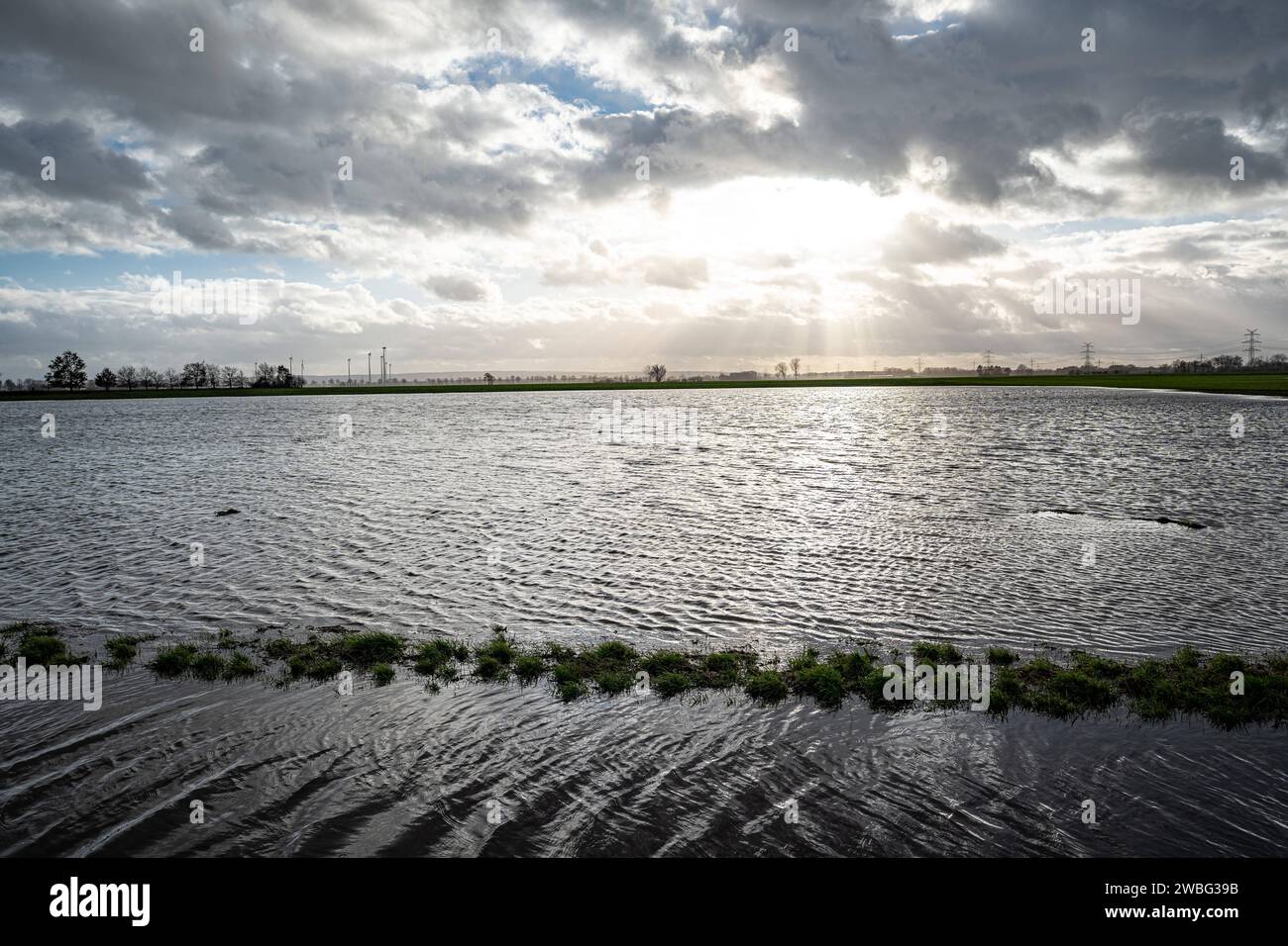 Hochwasser überflutete Felder nach Dauerregen, Symbolfoto. Im Herbst