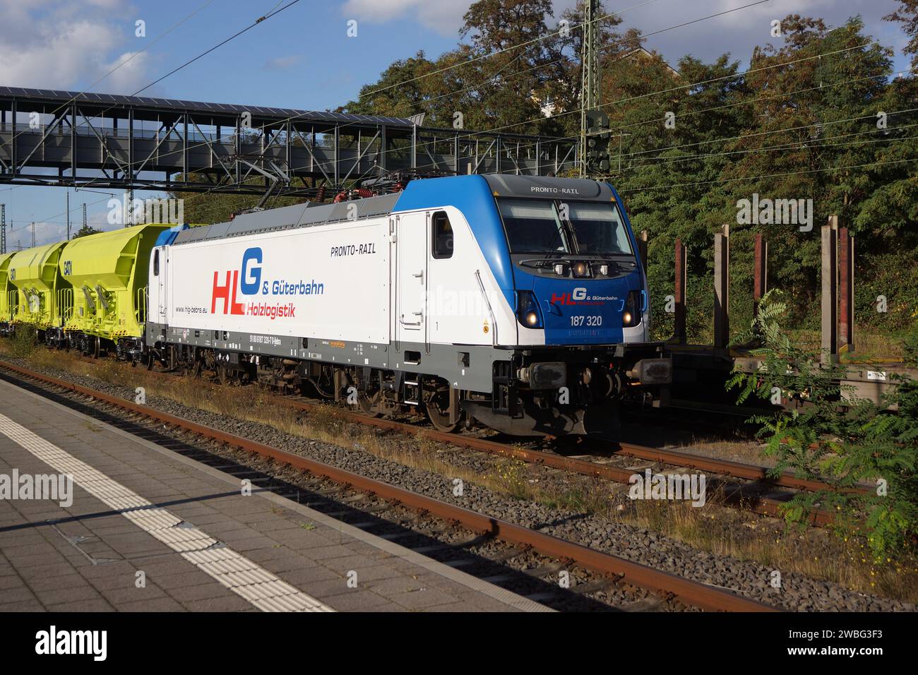 Eine Lokomotive der Baureihe 187 von HLG Logistics wartet auf die Abfahrt am Bahnhof Marburg. Eine hybride Lokomotive. Mit brandneuen GATX-Wagen. Stockfoto