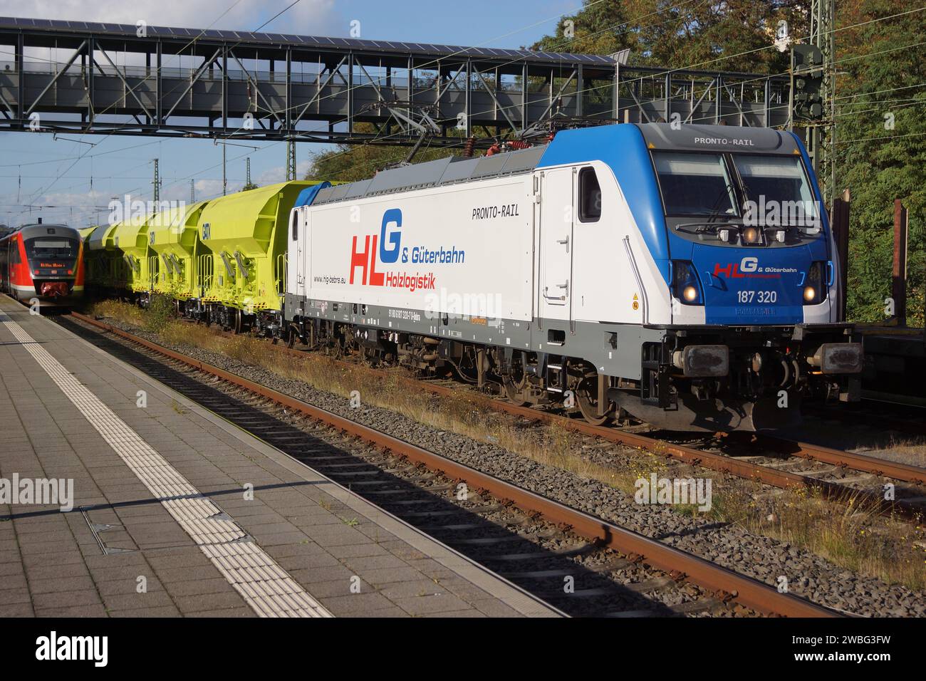 Eine Lokomotive der Baureihe 187 von HLG Logistics wartet auf die Abfahrt am Bahnhof Marburg. Eine hybride Lokomotive. Mit brandneuen GATX-Wagen. Stockfoto