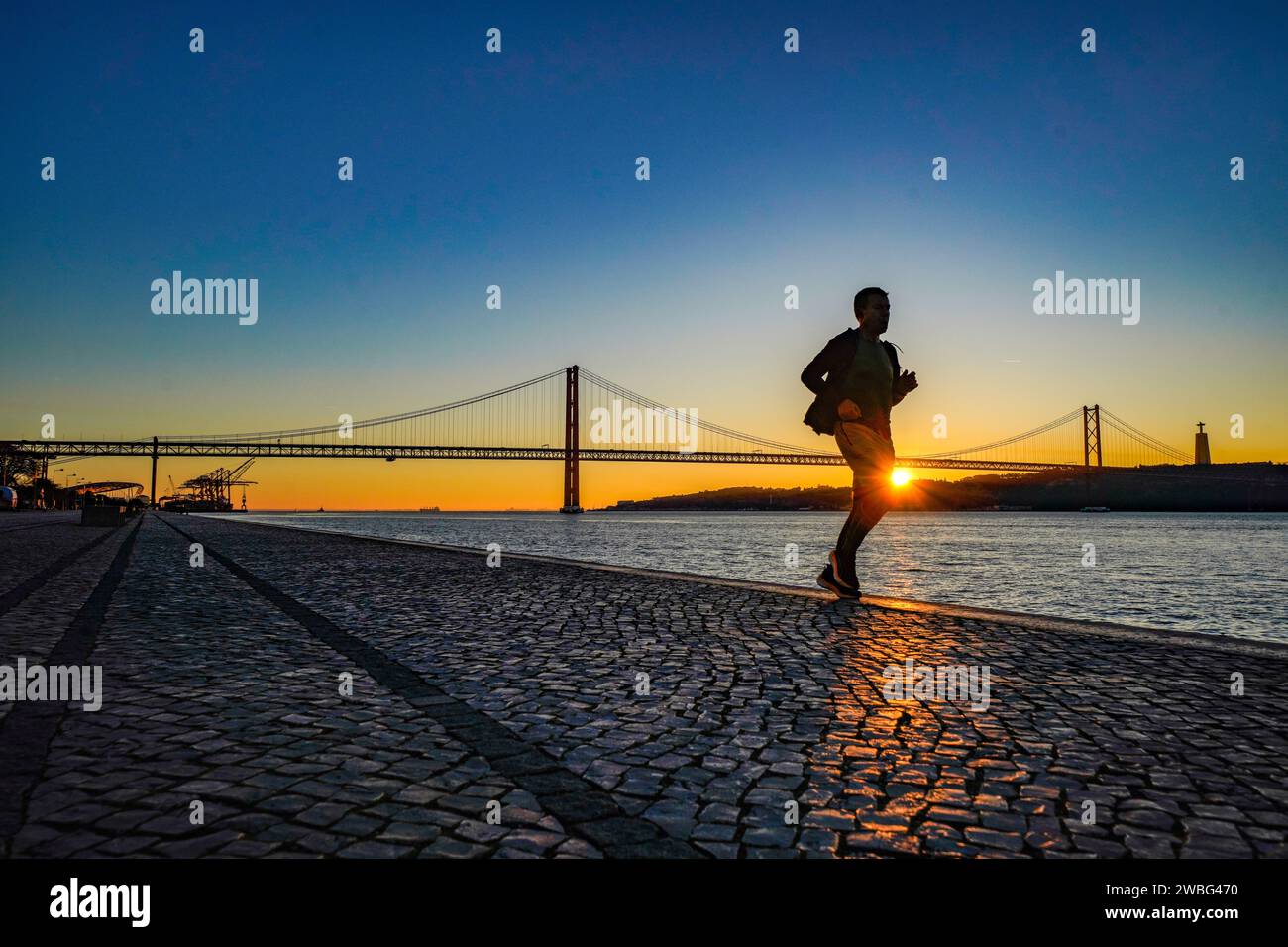 Lissabon, Portugal. Jogger am frühen Morgen am Fluss Targus. Stockfoto