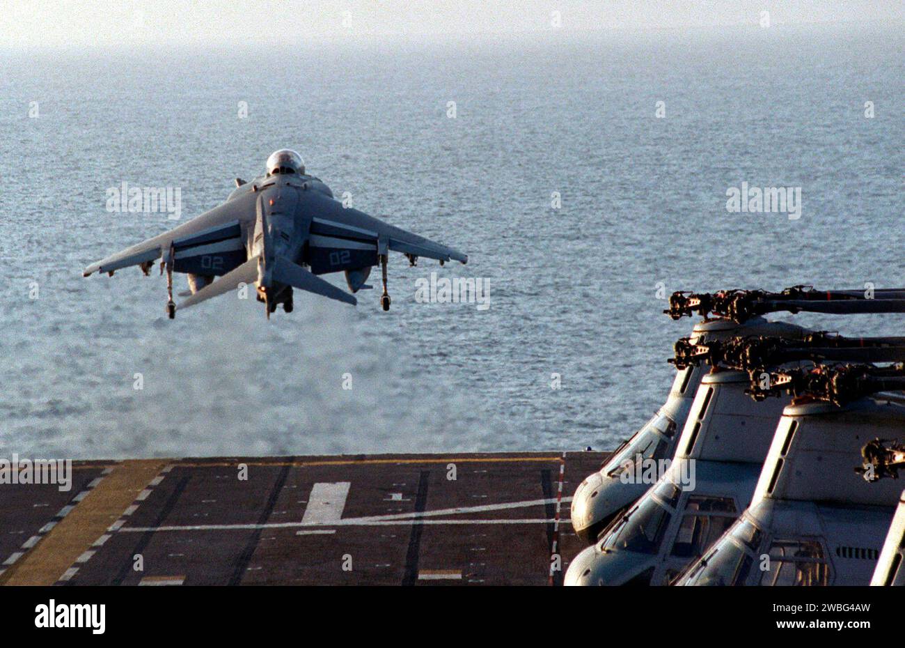 Ein AV-8B Harrier Jump Jet der Marine Attack Squadron-214 (VMA-214) startet vom Flugdeck der USS PELELIU (LHA 5) während der Übung KERNEL BLITZ '97. KERNEL BLITZ findet vor der Küste Südkaliforniens und Camp Pendleton statt, um Personal der Navy und des Marine Corps in amphibischen Operationen auszubilden Stockfoto