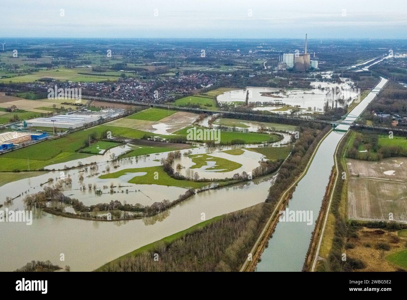 Luftbild vom Hochwasser der Lippe, Weihnachtshochwasser 2023, Fluss Lippe tritt nach starken Regenfällen über die Ufer, Überschwemmungsgebiet Naturschutzgebiet Lippeaue Stockum mit Blick zum RWE Generation SE Kraftwerk Gersteinwerk, Datteln-Hamm-Kanal, Rünthe, Bergkamen, Ruhrgebiet, Nordrhein-Westfalen, Deutschland ACHTUNGxMINDESTHONORARx60xEURO *** Luftaufnahme der Lippenflut, Weihnachtsflut 2023, Lippe überquert seine Ufer nach Starkregen, Auenreservat Lippeaue Stockum mit Blick auf das RWE Generation SE Kraftwerk Gersteinwerk, Datteln Hamm Kanal, Rünthe, Bergk Stockfoto