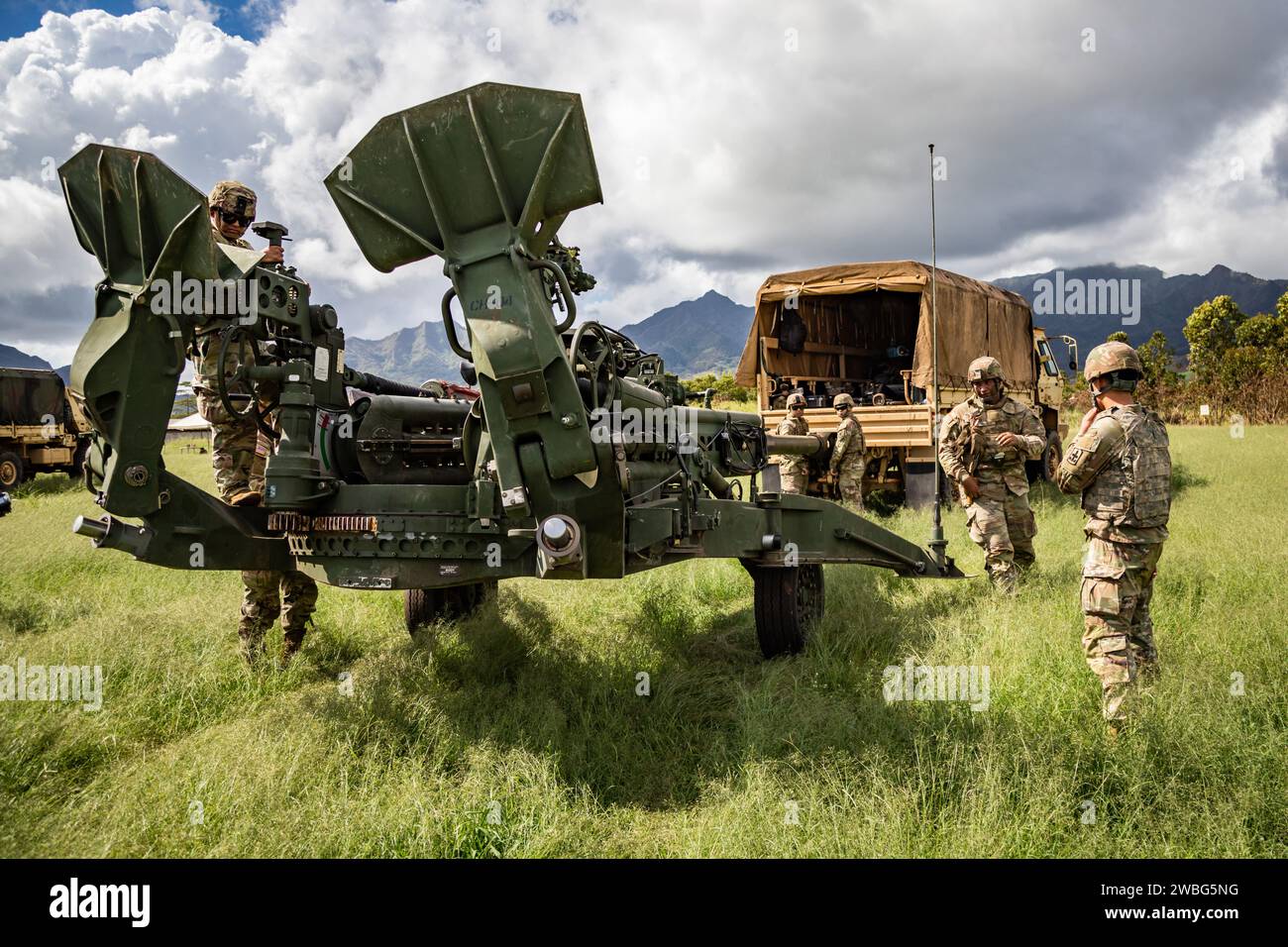 Schofield Barracks, Hawaii, USA. Januar 2024. US-Soldaten der Charlie Company, 1. Bataillon, 487. Feldartillerie-Regiment (1-487 FA), 29. Brigade Support Battalion, Hawaii Army National Guard, führen Feuerunterstützung in Schofield Barracks, Hawaii, Januar. 6, 2024. Soldaten führen Zertifizierungen auf verschiedenen Waffenplattformen durch, um die Fähigkeiten zur Validierung von Kampffähigkeiten und Einsatzbereitschaft aufrechtzuerhalten. (Kreditbild: © Matthew A. Foster/U.S. Army/ZUMA Press Wire) NUR REDAKTIONELLE VERWENDUNG! Nicht für kommerzielle ZWECKE! Stockfoto