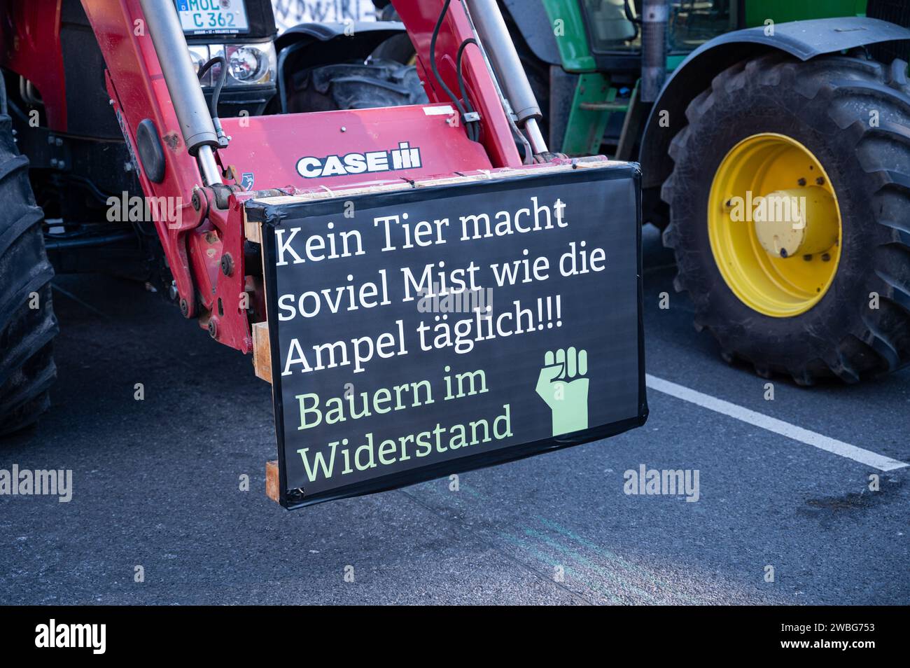 08.01.2024, Berlin, Deutschland, Europa - Bauern und Handwerker beteiligen sich mit Traktoren und Lkw an einem Protest des Freien Bauernverbandes. Stockfoto