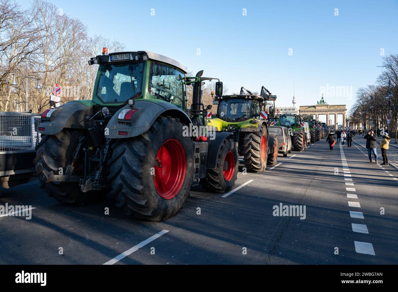 08.01.2024, Berlin, Deutschland, Europa - Bauern und Handwerker beteiligen sich mit Traktoren und Lkw an einem Protest des Freien Bauernverbandes. Stockfoto