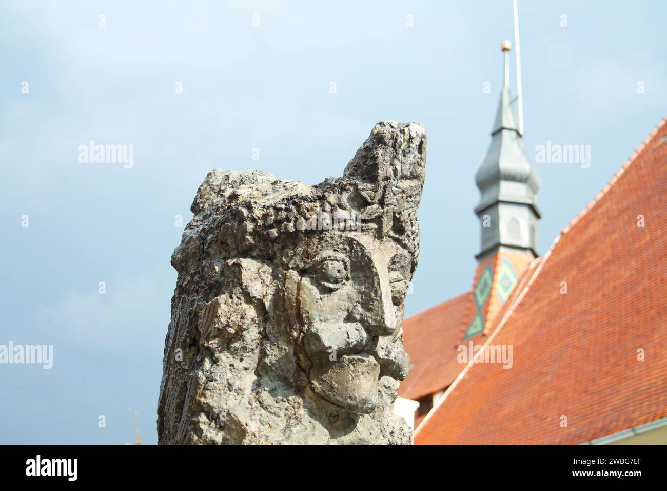 Statue von Vlad Tepes (Vlad der Pfähler / Vlad Dracula), mit Dach der Klosterkirche Biserica Manastirii dahinter. Sighisoara, Siebenbürgen, Rumänien Stockfoto