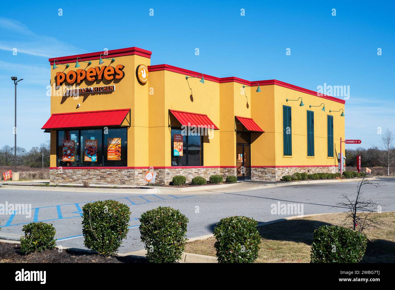 Popeyes Louisiana Kitchen, Vorderseite, Fast-Food-Restaurant mit Huhn und anderen Speisen in Montgomery Alabama, USA. Stockfoto