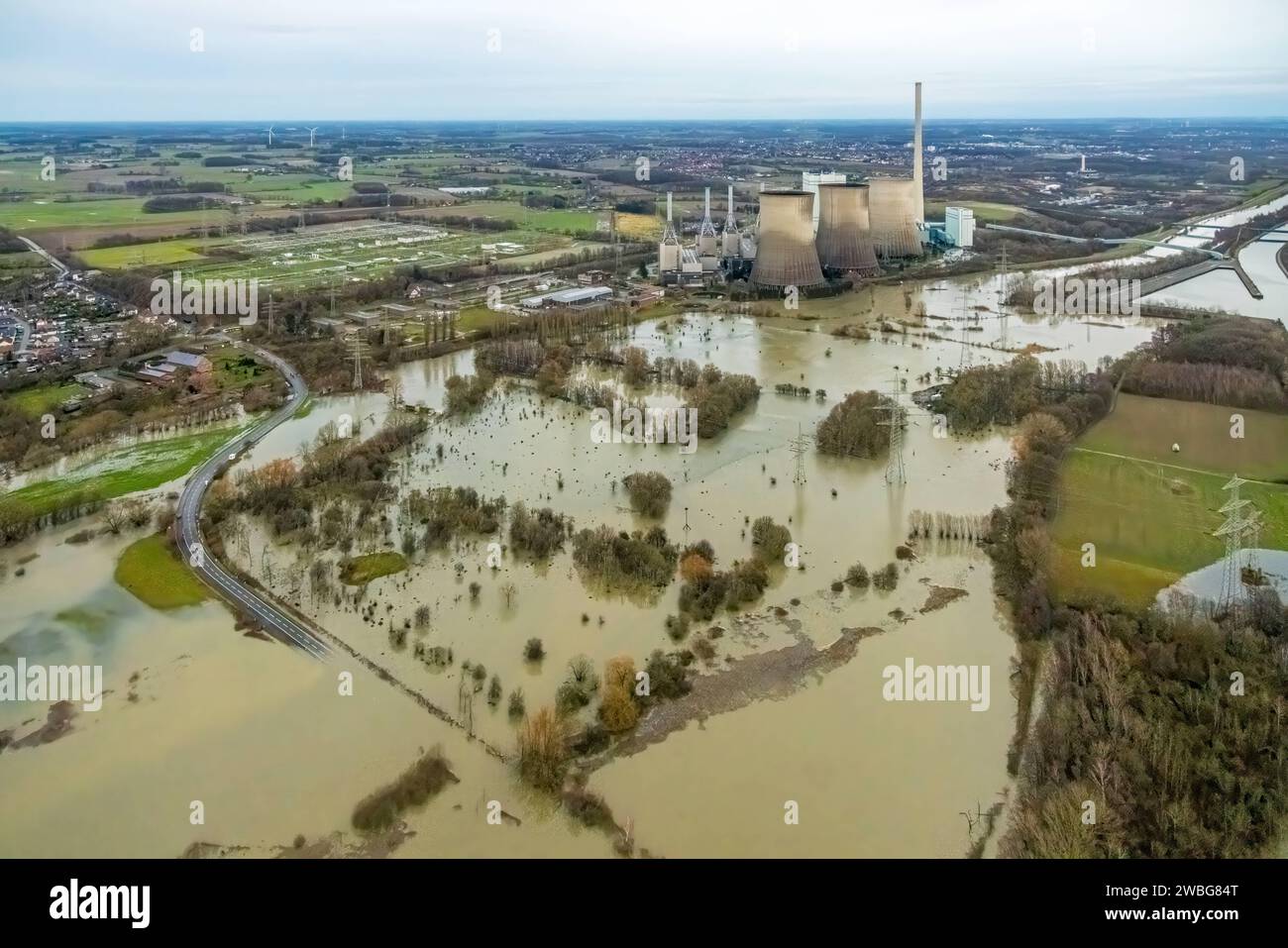 Luftbild vom Hochwasser der Lippe, Weihnachtshochwasser 2023, Fluss Lippe tritt nach starken Regenfällen über die Ufer, Überschwemmungsgebiet Naturschutzgebiet Lippeaue Stockum mit RWE Generation SE Kraftwerk Gersteinwerk, Rünthe, Bergkamen, Ruhrgebiet, Nordrhein-Westfalen, Deutschland ACHTUNGxMINDESTHONORARx60xEURO *** Luftaufnahme der Lippenflut, Weihnachtsflut 2023, Lippe überfließt seine Ufer nach Starkregen, Auenreservat Lippeaue Stockum mit RWE Generation SE Kraftwerk Gersteinwerk, Rünthe, Bergkamen, Ruhrgebiet, Nordrhein-Westfalen, AUFMERKSAMKEIT FÜR Deutschland Stockfoto