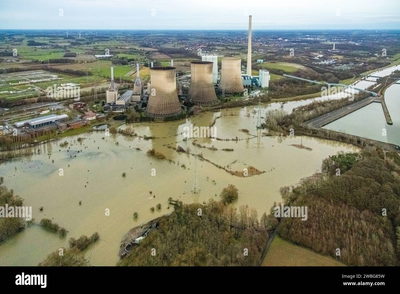 Luftbild vom Hochwasser der Lippe, Weihnachtshochwasser 2023, Fluss Lippe tritt nach starken Regenfällen über die Ufer, Überschwemmungsgebiet Naturschutzgebiet Lippeaue Stockum mit RWE Generation SE Kraftwerk Gersteinwerk, Rünthe, Bergkamen, Ruhrgebiet, Nordrhein-Westfalen, Deutschland ACHTUNGxMINDESTHONORARx60xEURO *** Luftaufnahme der Lippenflut, Weihnachtsflut 2023, Lippe überfließt seine Ufer nach Starkregen, Auenreservat Lippeaue Stockum mit RWE Generation SE Kraftwerk Gersteinwerk, Rünthe, Bergkamen, Ruhrgebiet, Nordrhein-Westfalen, AUFMERKSAMKEIT FÜR Deutschland Stockfoto