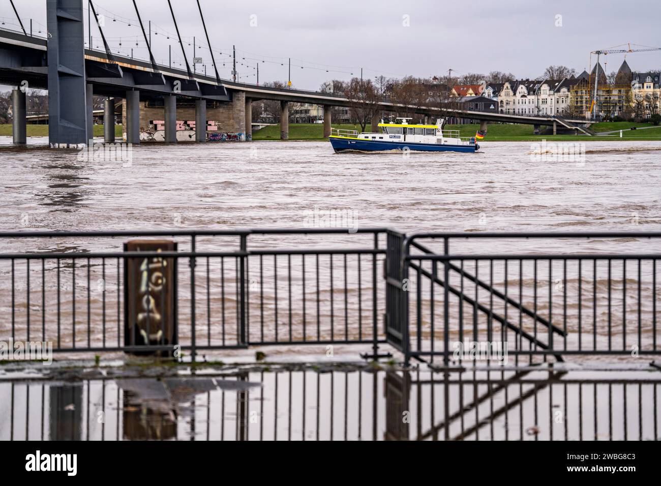 Wasserpolizeiboot, Überschwemmung des Rheins bei Düsseldorf, NRW, Deutschland, Stockfoto