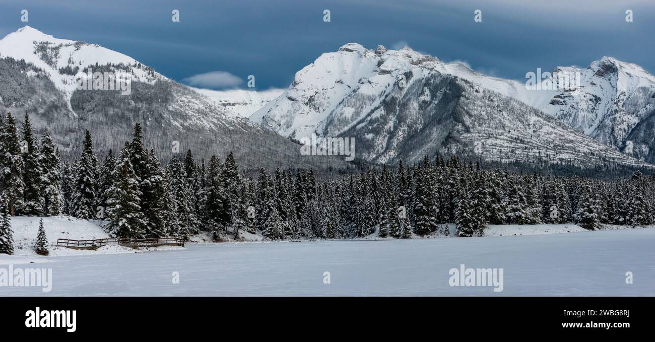 Kanadische Winterlandschaft - Johnson Lake Banff National Park Alberta Kanada Stockfoto