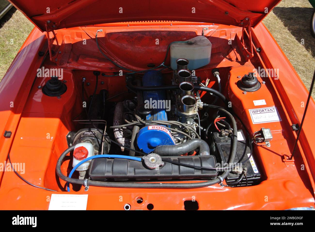 Der Motor eines Ford Escort Mk1 RS 2000 aus dem Jahr 1975 parkte auf der 47th Historic Vehicle Gathering Oldtimer Show in Powderham, Devon, England, Großbritannien. Stockfoto