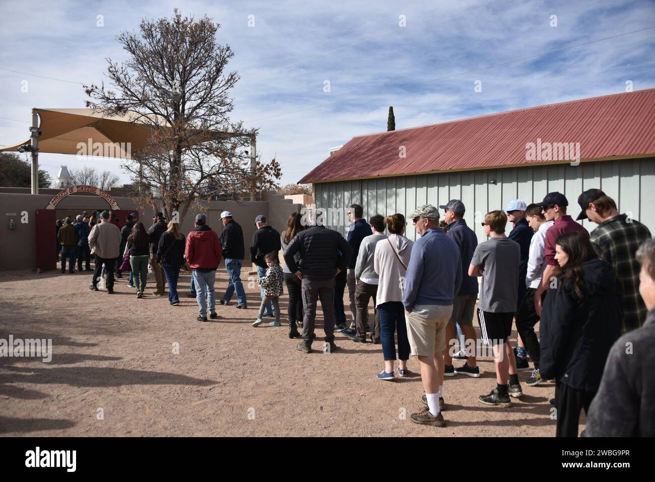 Grabstone, AZ. USA. 12/30/2023. Tombstone Arizona Territory um 15:00 Uhr am Mittwoch, den 26. Oktober 1881, stehen 9 Männer so nahe wie 1,5m Stockfoto