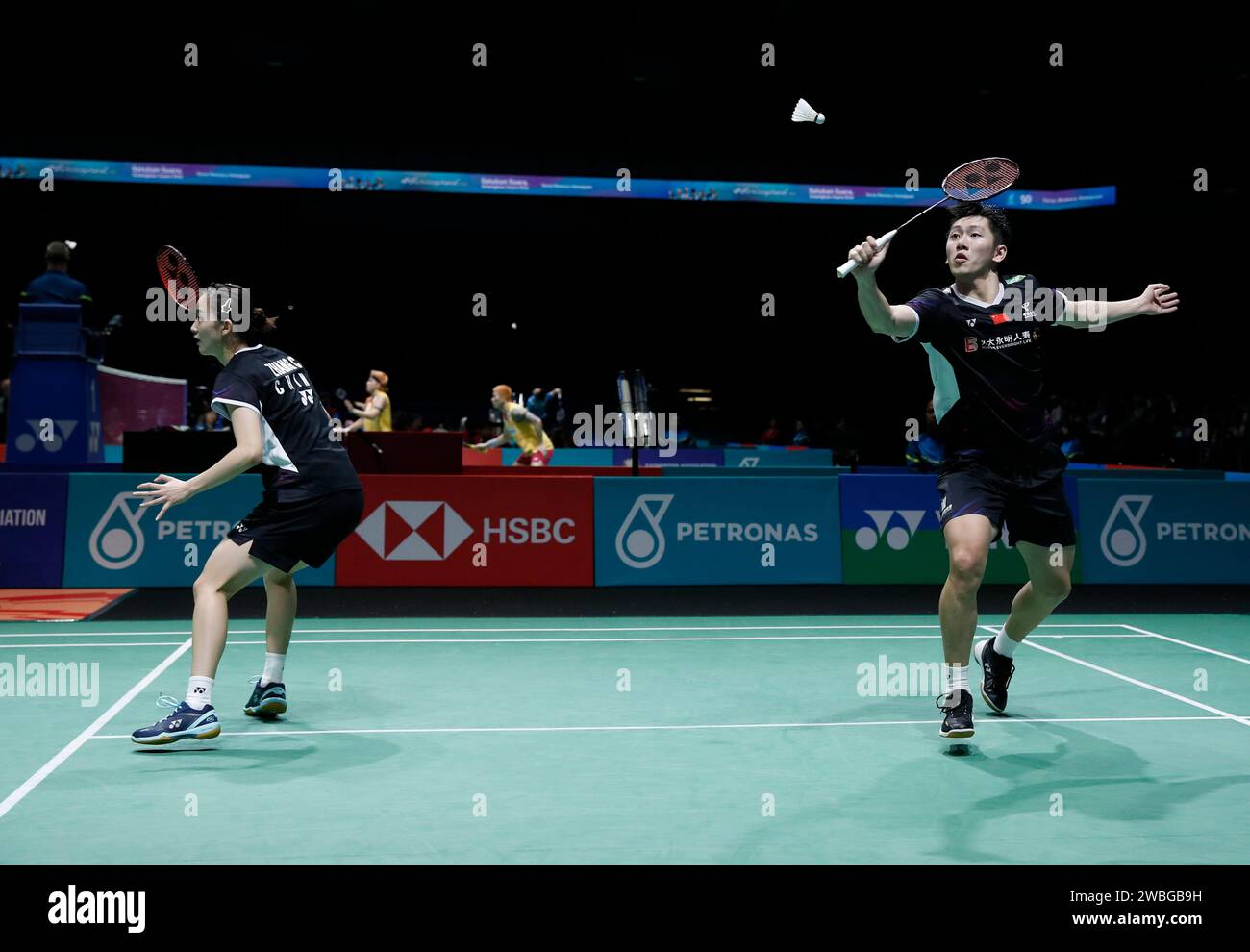 Kuala Lumpur, Malaysia. Januar 2024. Cheng Xing und Zhang Chi (L) aus China spielen gegen Jiang Zhen Bang und Wei Ya Xin aus China (nicht abgebildet) während des Spiels der Mixed Doubles Round 32 der Petronas Malaysia Open 2024 in der Axiata Arena. Jiang Zhen Bang und Wei Ya Xin siegten mit Punkten; 21/21: 18/16. (Foto: Wong Fok Loy/SOPA Images/SIPA USA) Credit: SIPA USA/Alamy Live News Stockfoto