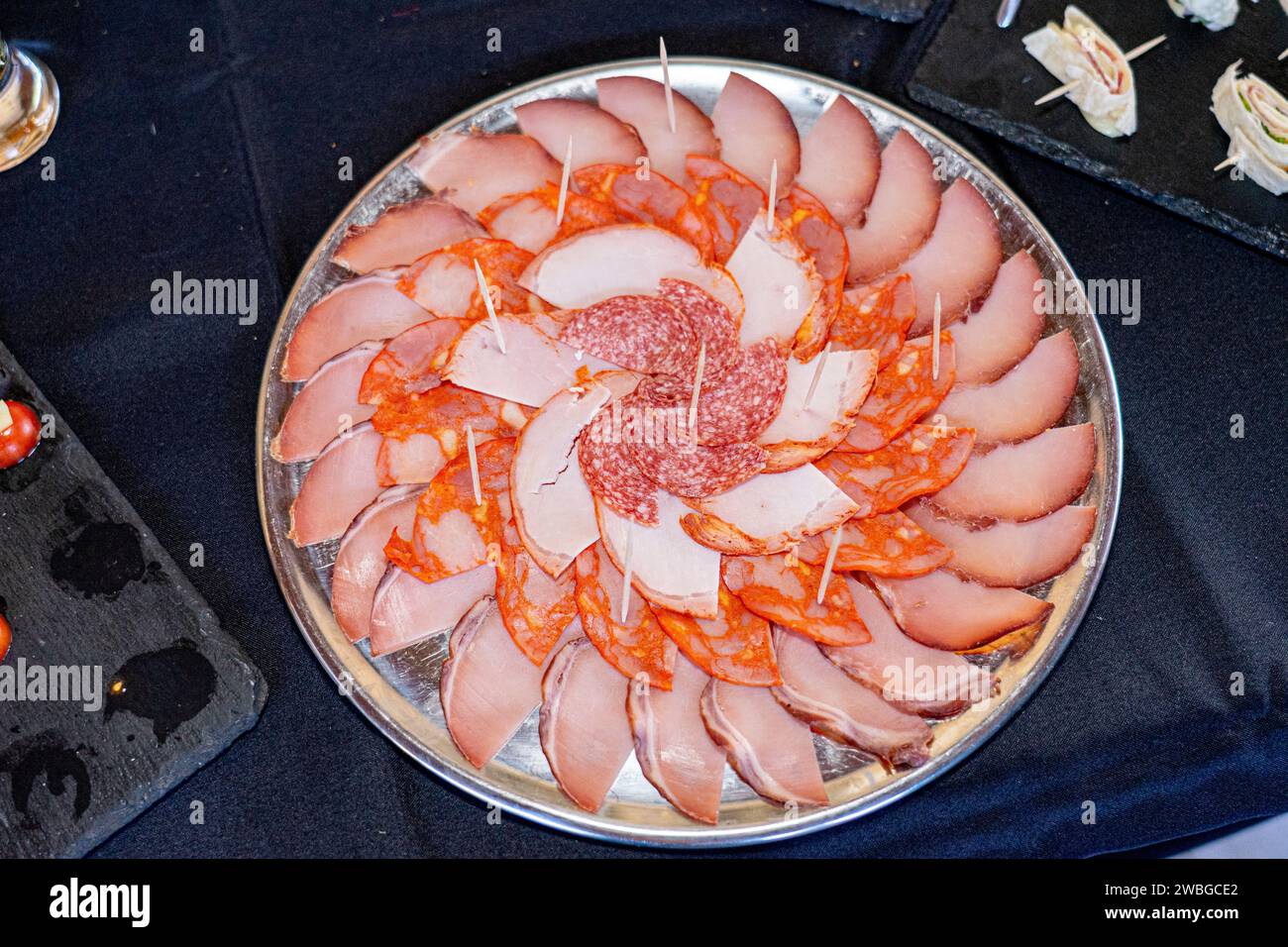 Teller voll mit geschnittenen Wurstwaren Stockfoto