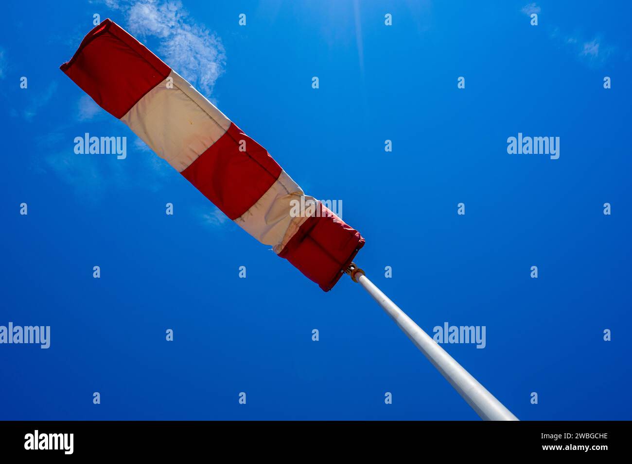 Windsocke in Betrieb mit starkem blauem Himmel Hintergrund. Stockfoto