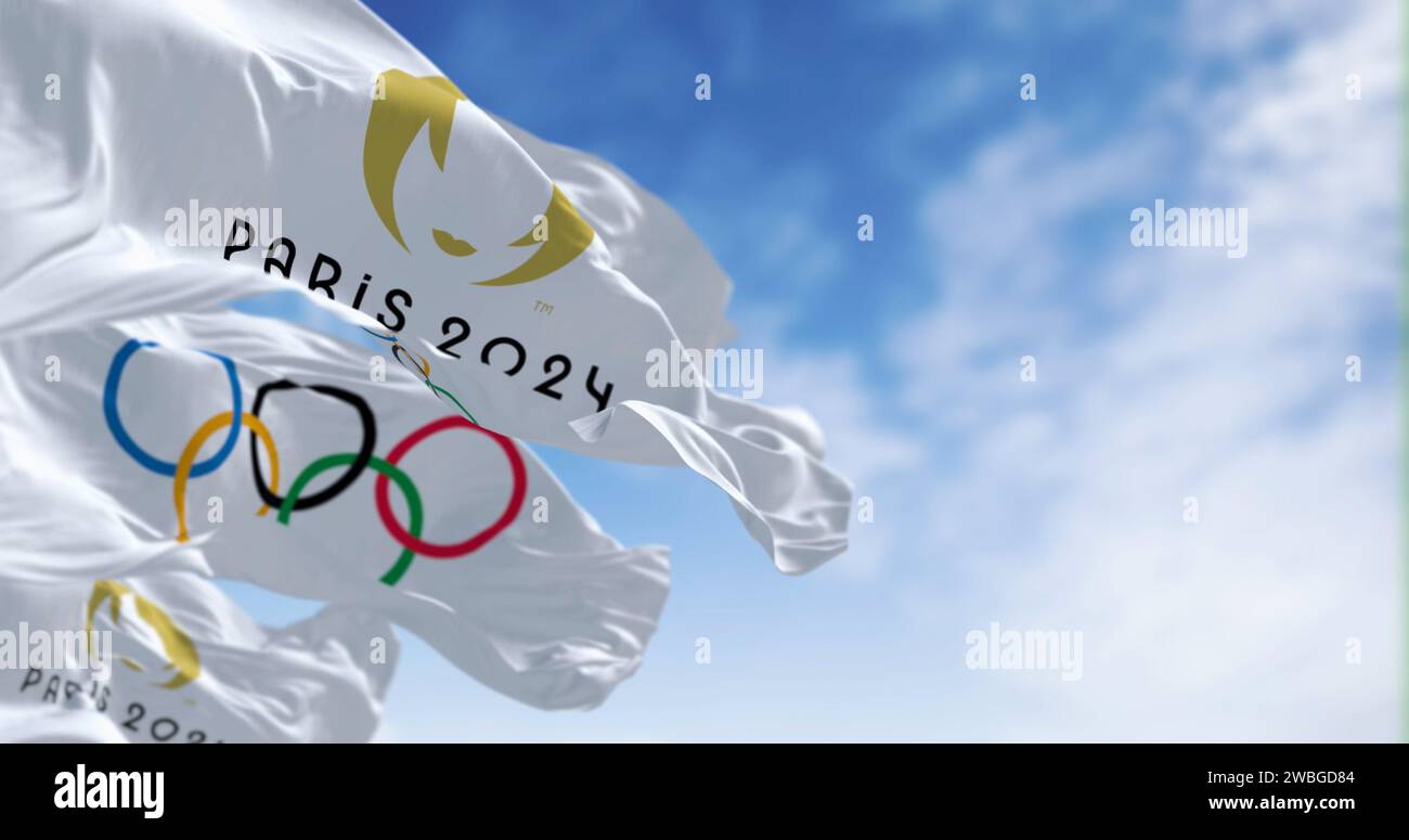Paris, FR, 12. Oktober 2023: Paris 2024 und die Fahnen der Olympischen Spiele winken im Wind. Internationales Sportereignis. Illustratives redaktionelles 3D-Illustrat Stockfoto