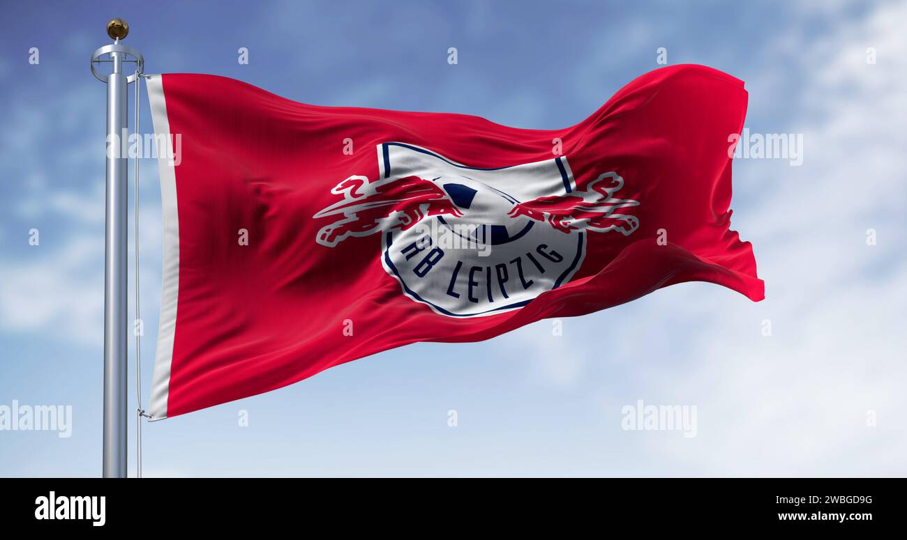 Leipzig, DE, 2. November 2023: RB Leipzig-Flagge winkt an einem klaren Tag. Deutscher Profisportverein mit Sitz in Leipzig. Illustratives redaktionelles 3D-Illustrat Stockfoto