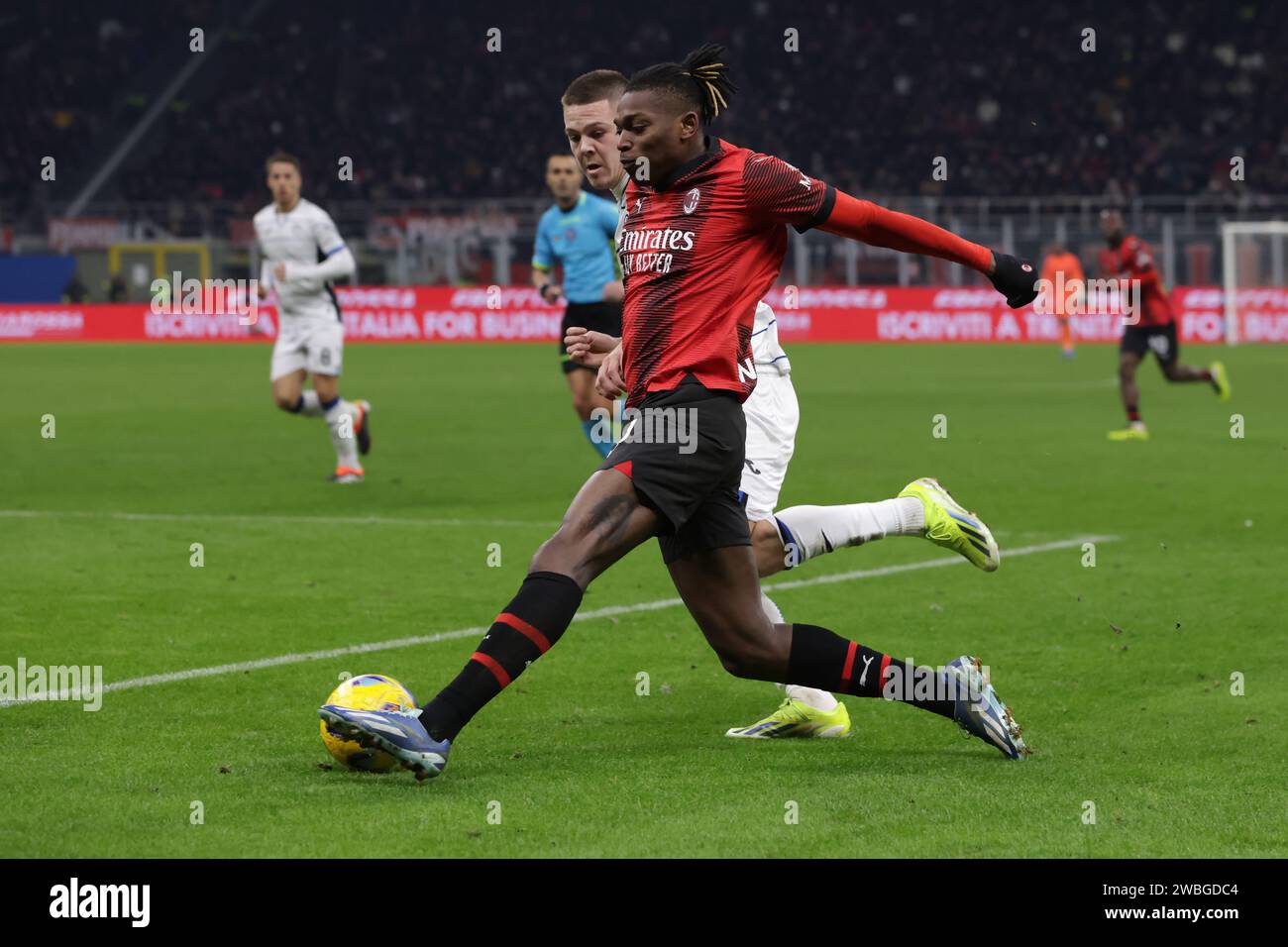 Mailand, Italien. Januar 2024. Rafael Leao vom AC Mailand tritt beim Coppa Italia-Spiel in Giuseppe Meazza in Mailand gegen Emil Holm aus Atalanta an. Der Bildnachweis sollte lauten: Jonathan Moscrop/Sportimage Credit: Sportimage Ltd/Alamy Live News Stockfoto