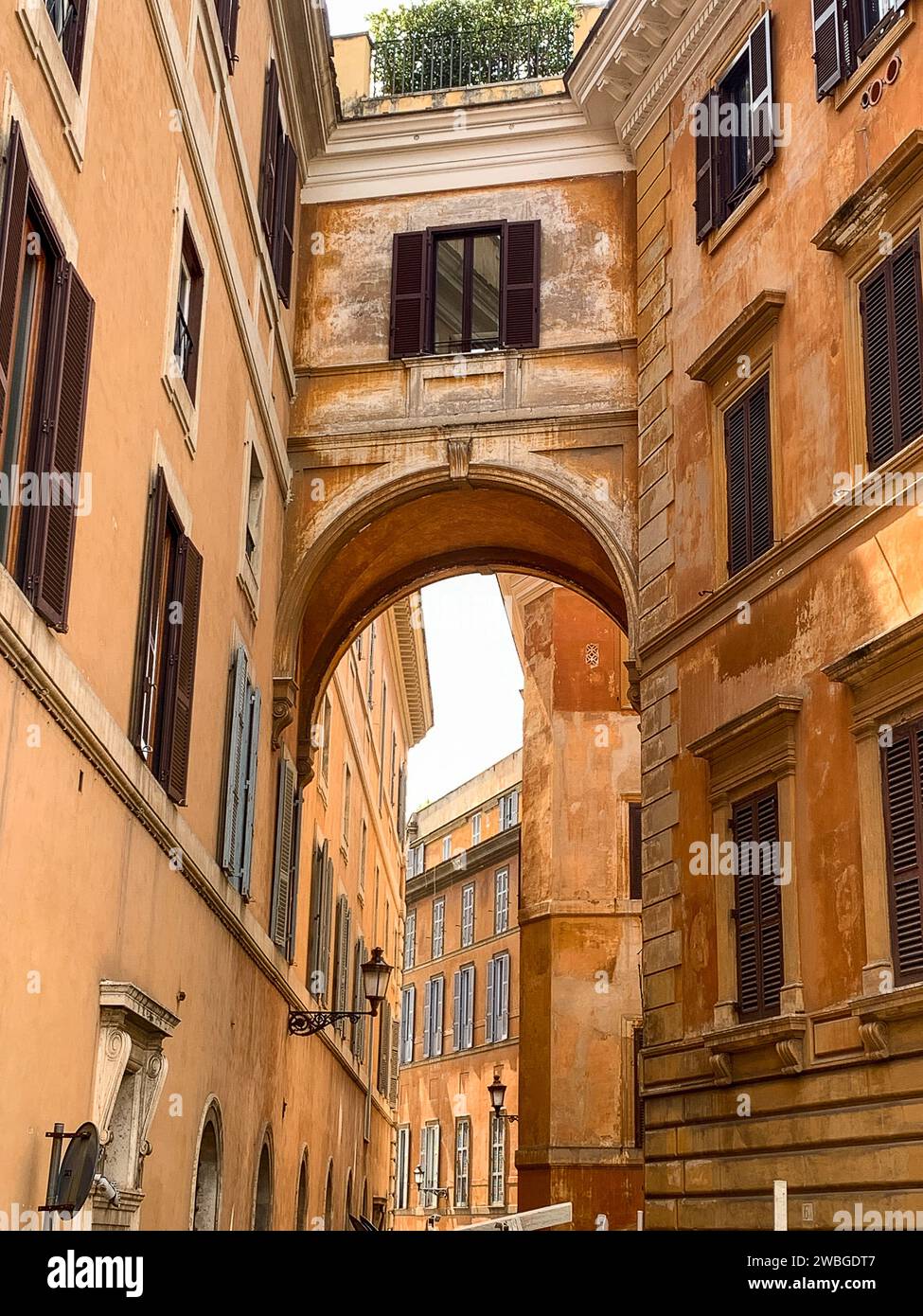 Die Architektur Roms ist sehr interessant, sobald Sie weg von den Menschenmassen und in die Seitenstraßen sind Stockfoto