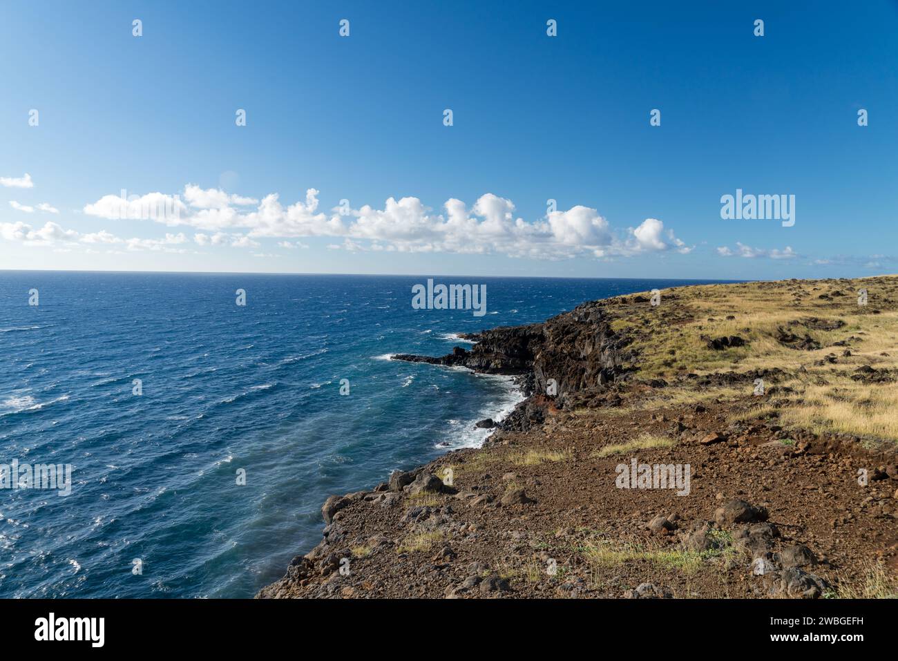 Mauis zerklüftete Küste sonnt sich in der Sonne und bietet einen ruhigen Blick aufs Meer und unberührte Schönheit. Stockfoto