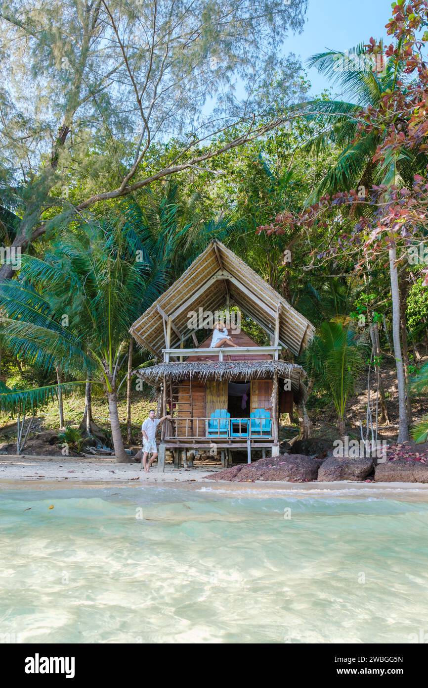 Koh Wai Island trat Thailand ist eine winzige tropische Insel in der Nähe von Koh Chang. Holzbungalow Bambus Hütte am Strand. Ein junges Paar Männer und Frauen auf einem Stockfoto