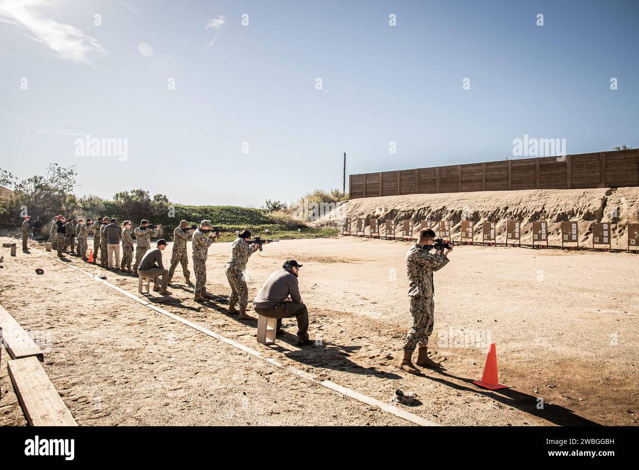 240109-N-LW757-1005 Malibu, Kalifornien (9. Januar 2024) – Seabees, die dem Naval Mobile Construction Battalion (NMCB) 5 zugewiesen sind, nehmen an einem M4-Qualifizierungskurs Teil, der von Mitgliedern der Naval Construction Group 1 an Bord der Marinebasis Ventura County Seabee Range am 9. Januar durchgeführt wird. NMCB-5 ist in Port Hueneme, Kalifornien, stationiert. Während der Homeport-Phase trainieren die Seabees auf hochwertige Bauarbeiten, Expeditionslogistik und Kampfeinsätze, um die USA und Partnerländer zu unterstützen und Aggressionen abzuschrecken. (US Navy Foto von Mass Communication Specialist 2nd Class Luke Cunningham) Stockfoto