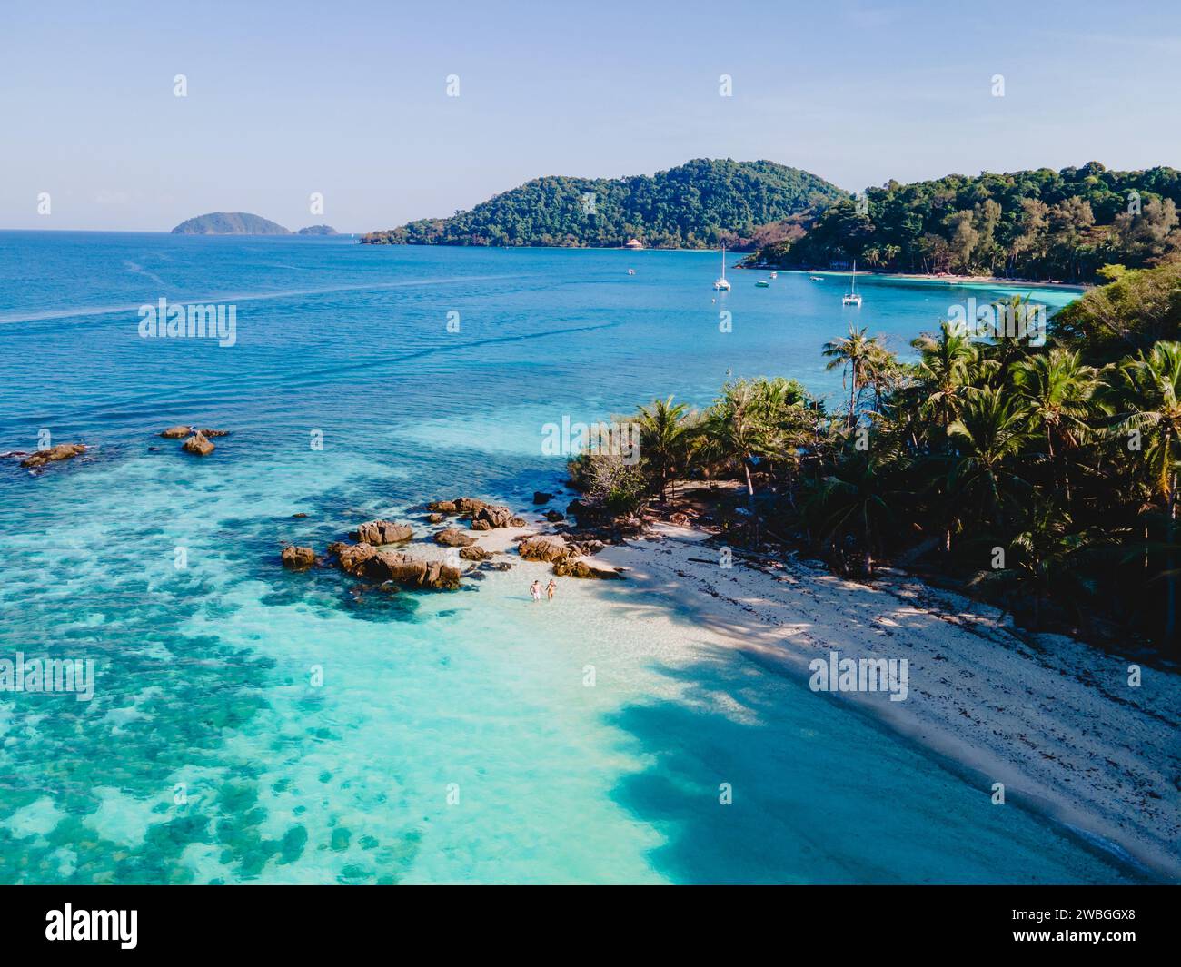 Drohnenblick auf Koh Wai Island trat Thailand ist eine winzige tropische Insel in der Nähe von Koh Chang. Ein junges Paar Männer und Frauen an einem tropischen Strand durin Stockfoto