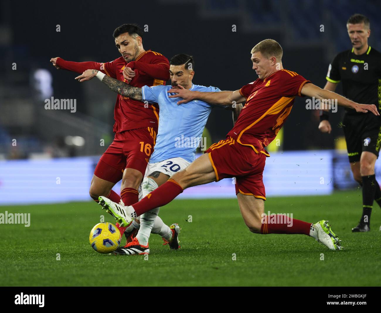 Rom, Italien. Januar 2024. Roma Leandro Paredes (L) und Rasmus Kristensen (R) treten mit Lazios Mattia Zaccagni beim Viertelfinalspiel zwischen Lazio und Roma am 10. Januar 2024 in Rom an. Quelle: Augusto Casasoli/Xinhua/Alamy Live News Stockfoto